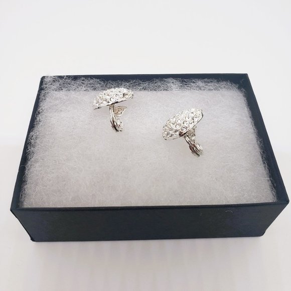 BEAUTIFUL!!! Clear Heart Clip-On Earrings - Picture 6 of 7